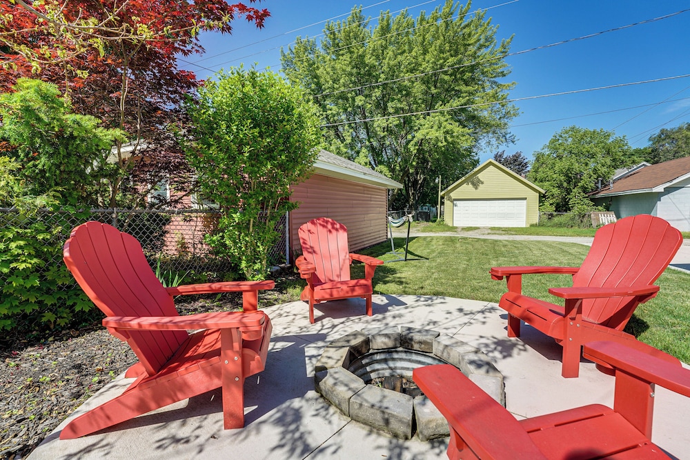 Ludington Home w/ 6 Bicycles < 1 Mi to Beach!