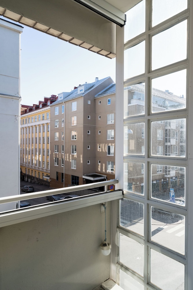 Modern 1BR Apartment with Balcony