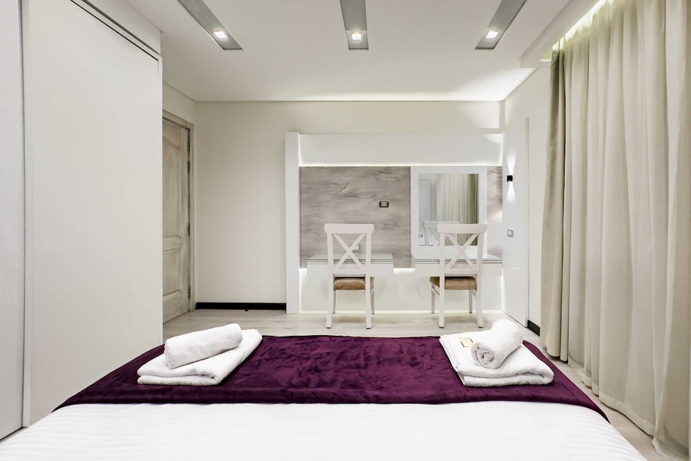 Fresh & Fabulous 2bdr - 5 min to Airport