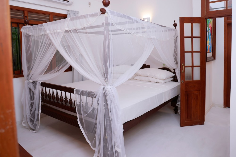 South Point Surf House - Whole Villa 5 Bedrooms (Sleeps 14) view 5