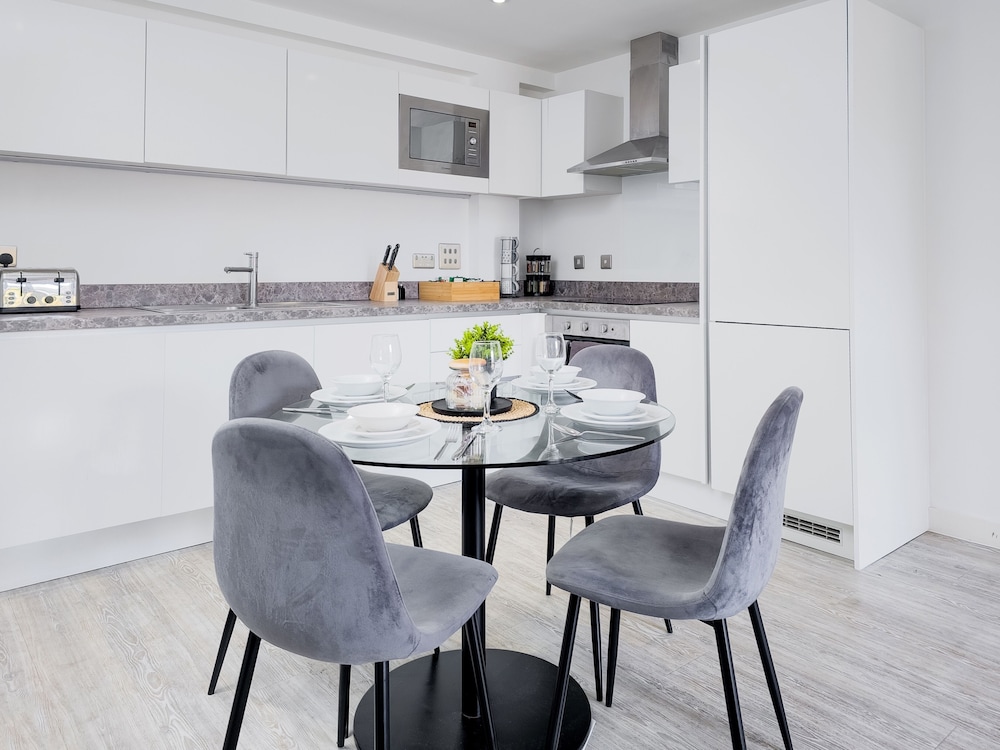 Salford - 2 Bed Apartment - Sleeps 4 - Wifi
