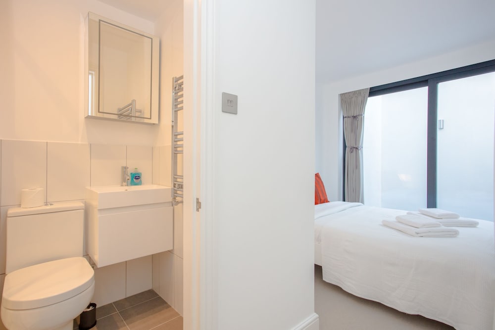 Newly Refurbished Modern 3 Bedroom Apartment in Affluent Fulham