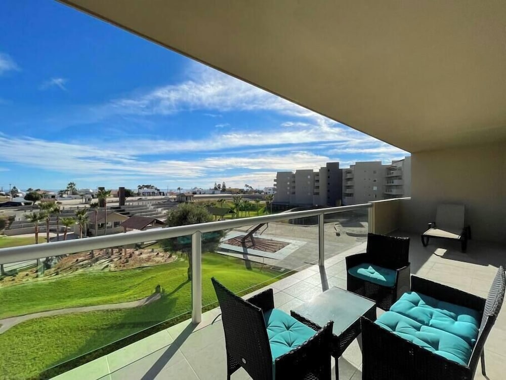 Admire Sea View From a Stunning Condo