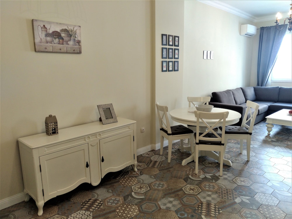 Baratero City Corner Apartment