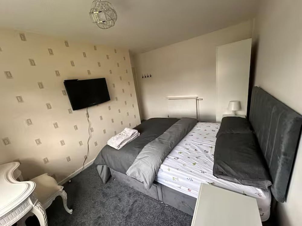 3-bed City Retreat - Sleeps 7, Garden & Parking