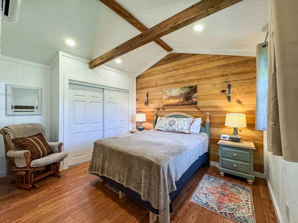 Wagon Wheel Cottage Couples Getaway in the Country view 4