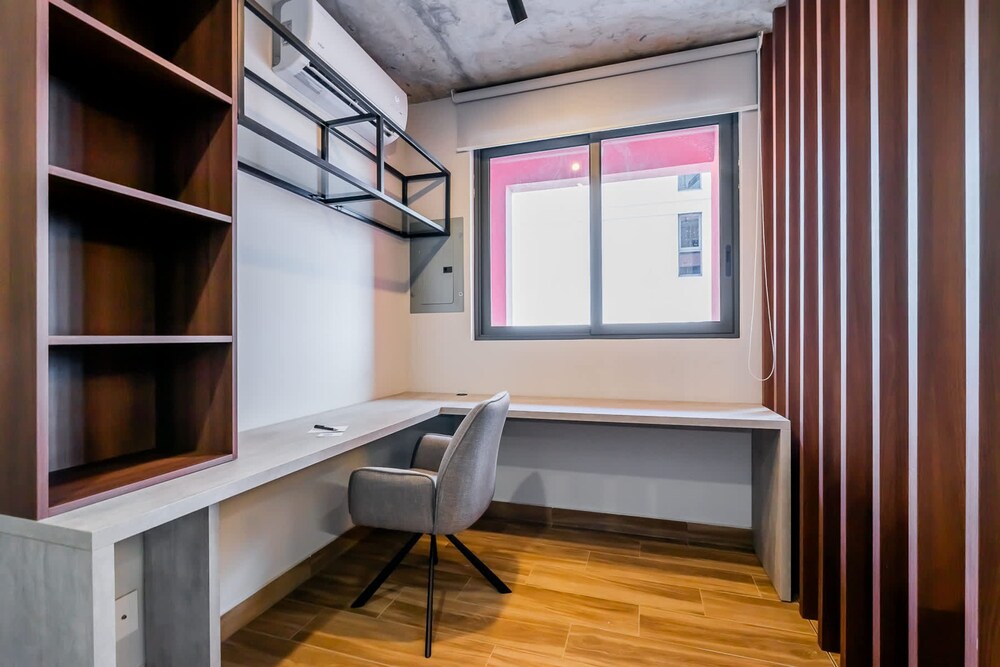 w Stunning 2BR w Great Deco in Centriqo