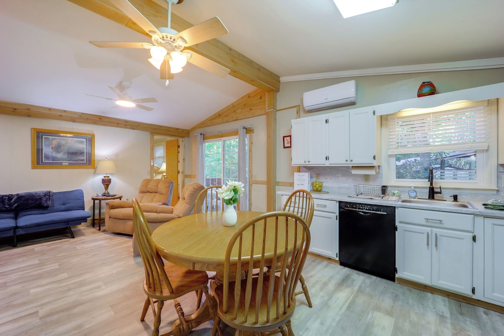 Mtn Home w/ Deck & Community Amenities in Newland