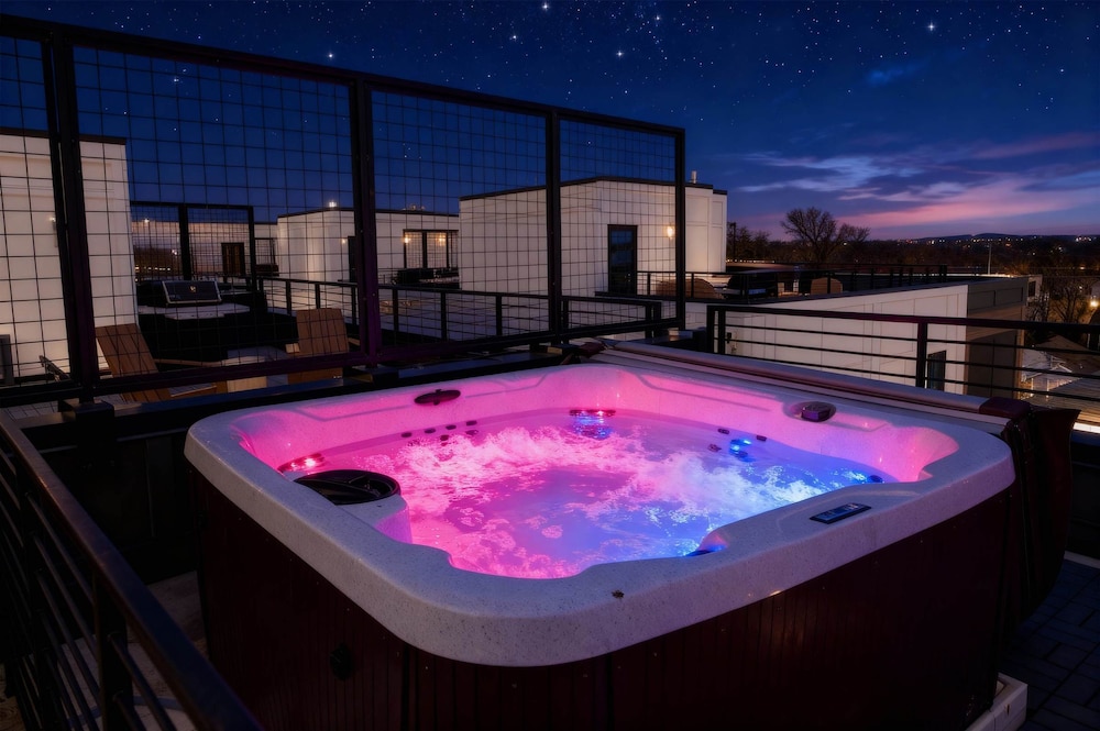 Nashville Escape With Skyline Deck and Hot Tub