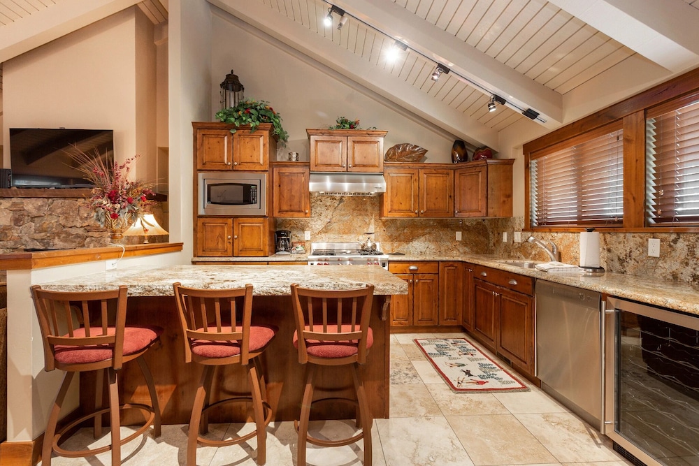Queen Esther at Deer Valley Resort - Three Bedroom Condo with Hot Tub #2358 3 Condo