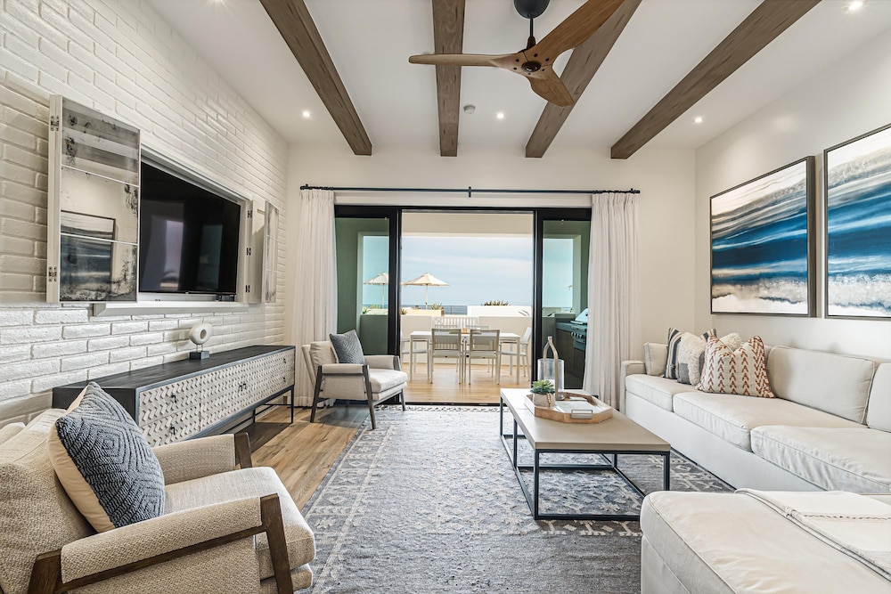 Oceanview 2BD Residence With a Spacious Terrace
