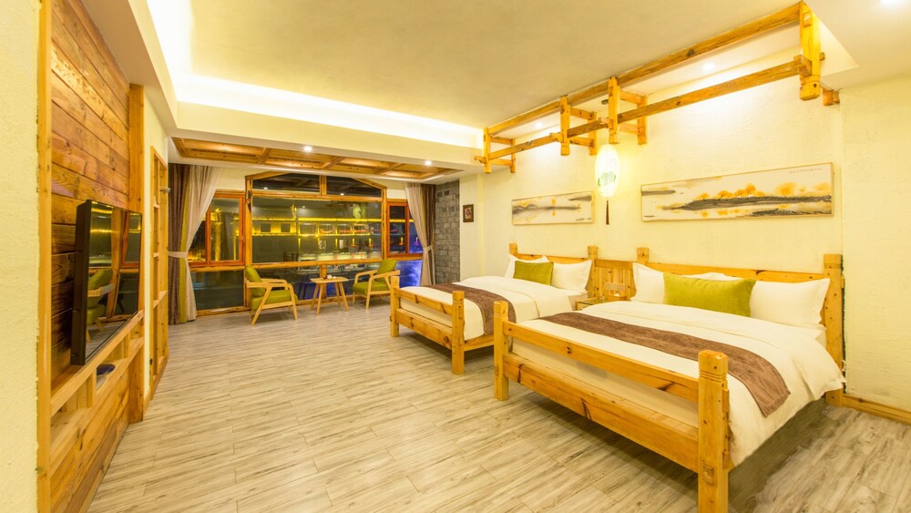 Floral Hotel Fenghuang Huercaowu view 3