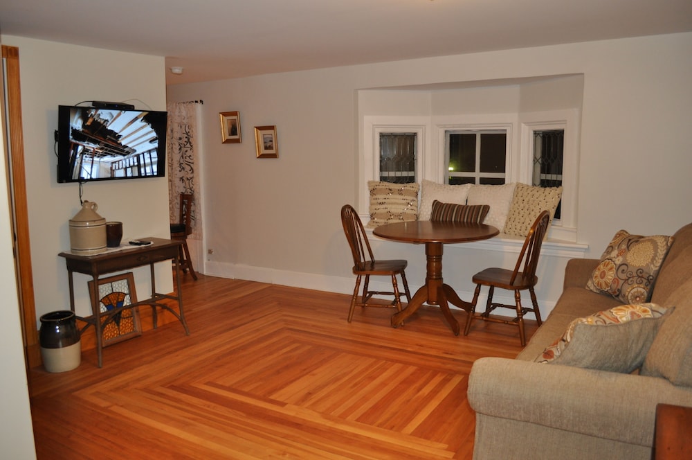 Summerside Vacations - Holman's Heritage Suites - Property Image 9
