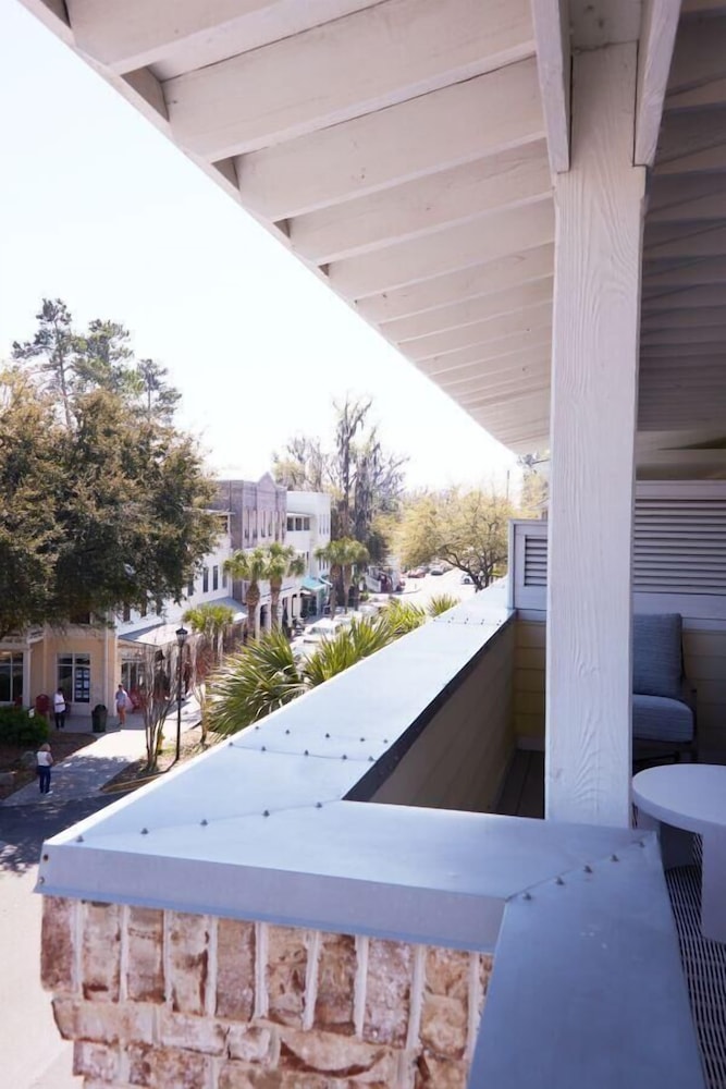 May River Breeze! 3-story Townhouse in Old Town's Promenade