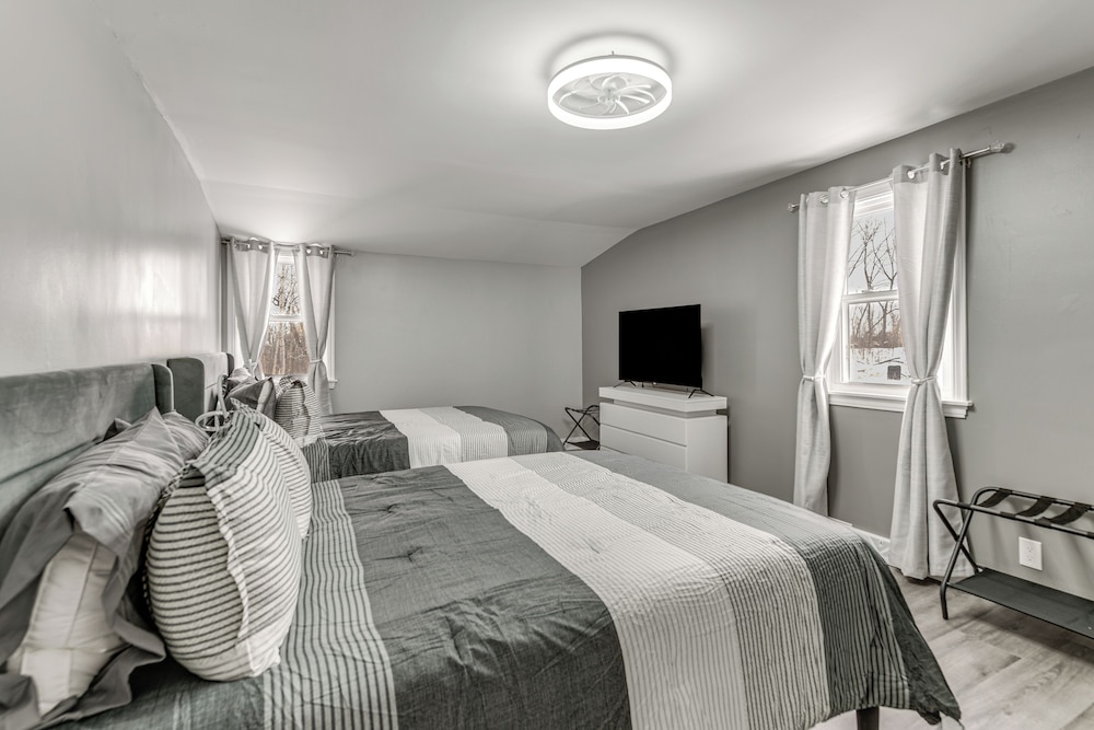 2 Mi to Airport: High-end Cheektowaga Home!