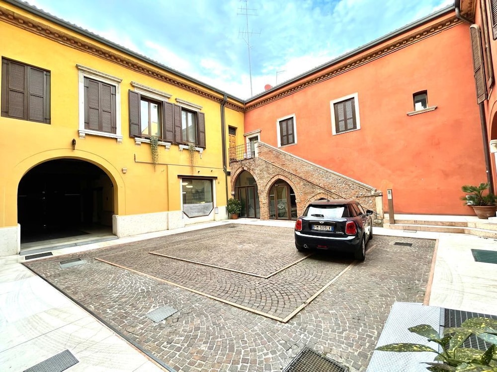 Large modern 2-storey house in the heart of Verona view 5