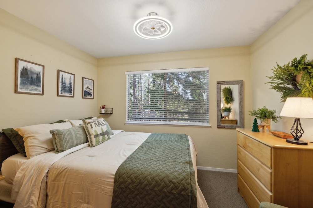 Whispering Pines Retreat 5 Bedroom Home by Yosemite Region Resorts