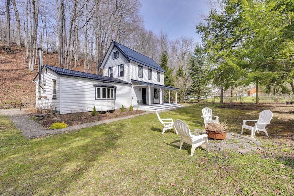 Historic Catskills Farmhouse Cottage by Belleayre