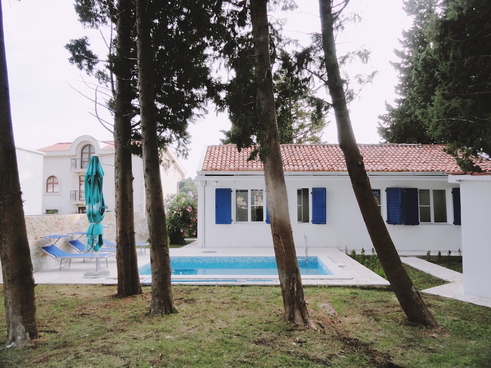 Petrovac Holiday House with pool photo 1