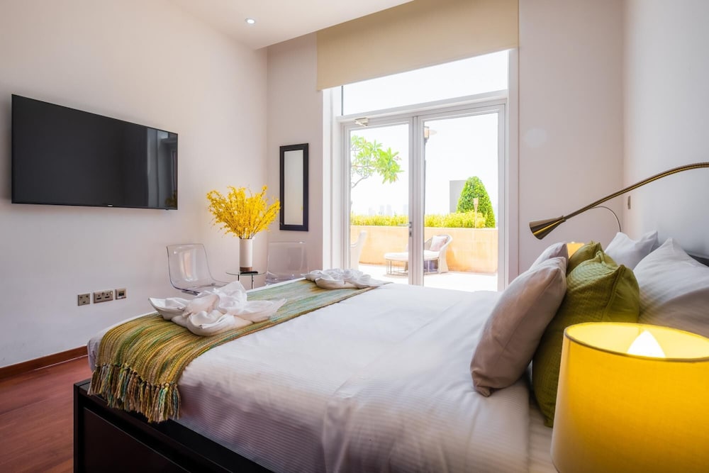 Exquisite 2BR w Exclusive Beach Access at the Palm