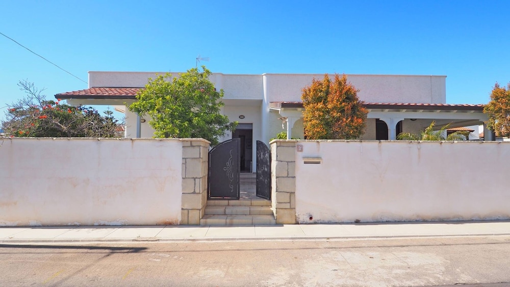 Villa Fede - 3 Bedrooms 2 Bathrooms air Conditioning by the sea