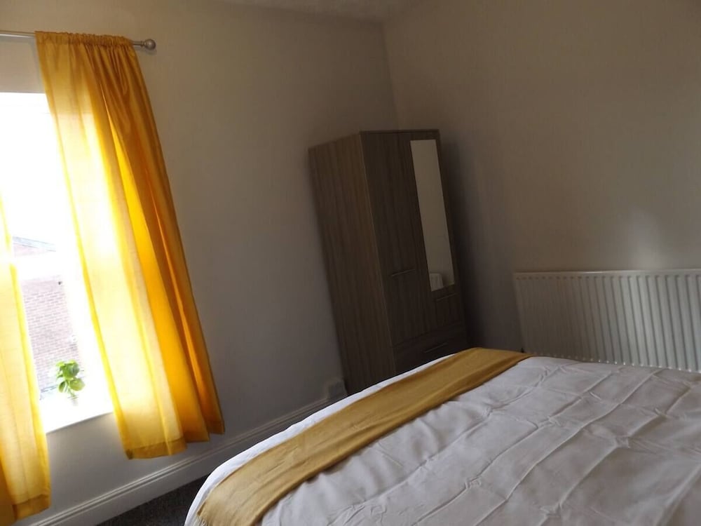 Room in Guest Room - Spacious Double Room in Stoke view 2