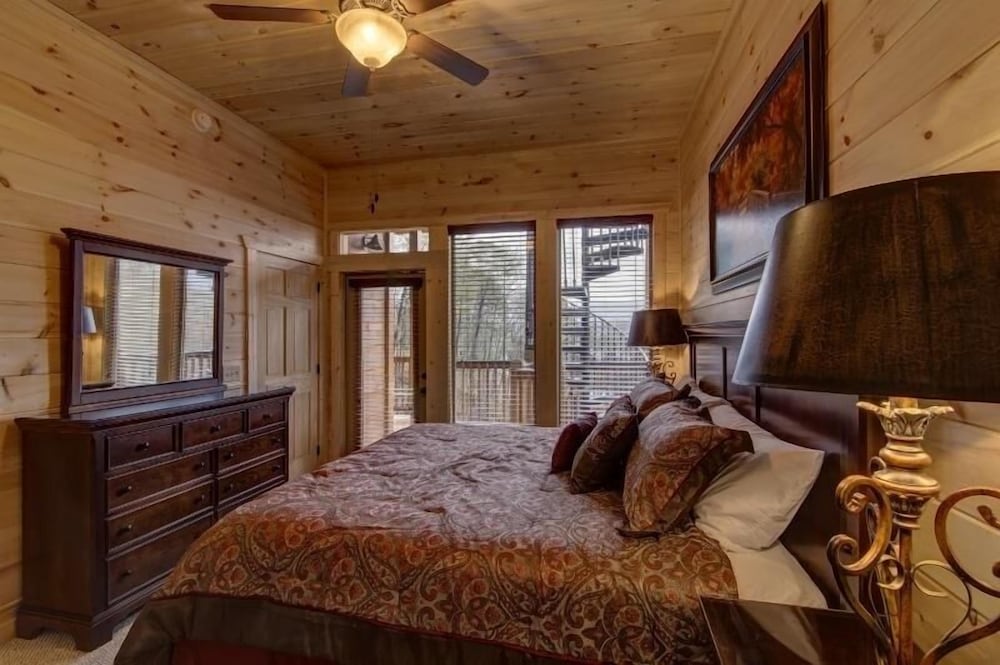 A Suitetastic View - 4 Bedrooms, 4 Baths, Sleeps 12 Home by RedAwning