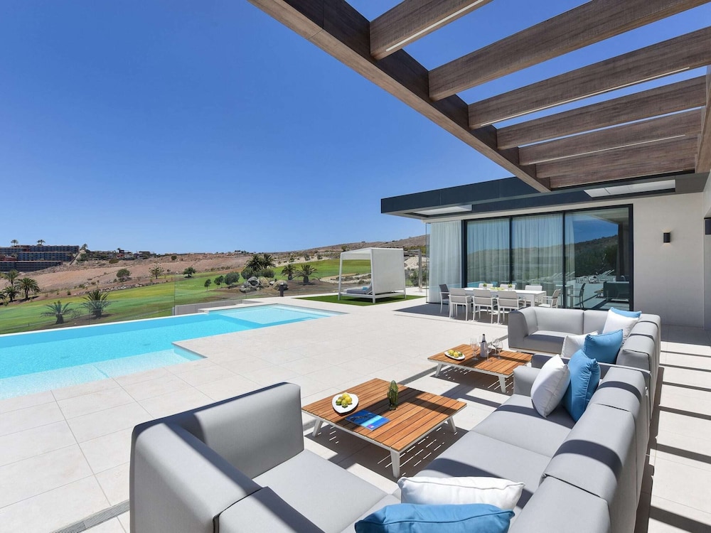 Villa in Salobre With Pool & Golf Nearby