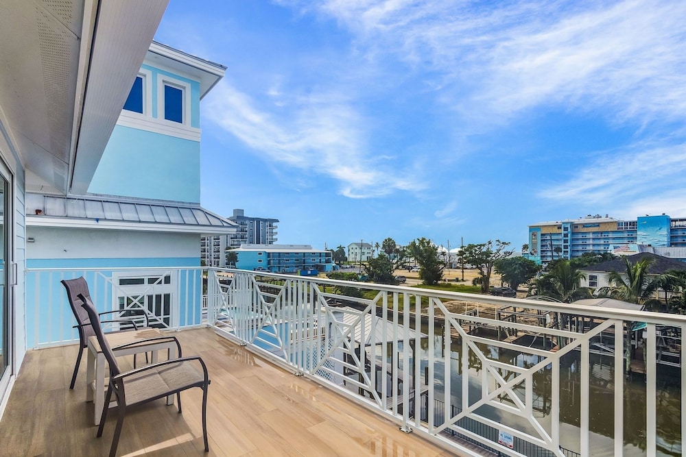571 Seabatical: Canal Front With Pool! 5 Bedroom Home