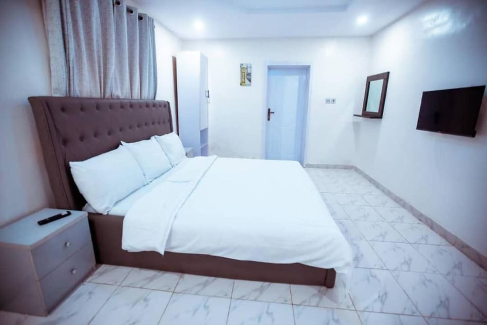 Immaculate 1-bed Apartment in Lagos view 5