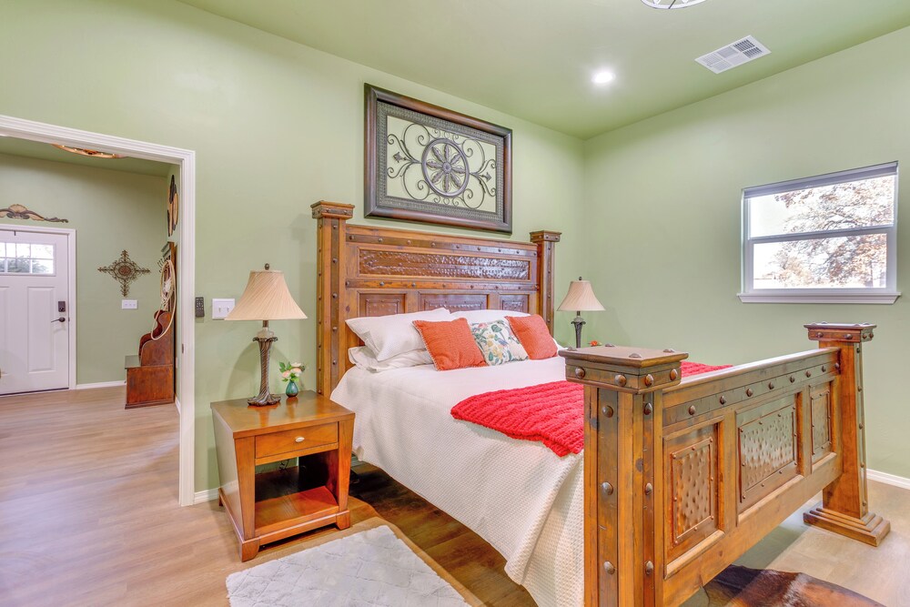 4 Mi to Lazy E Arena: Horse Lover's Haven w/ Grill