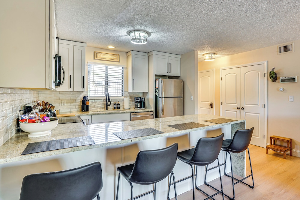 Lake & Pool Access: Lazy Days Condo w/ Balcony!