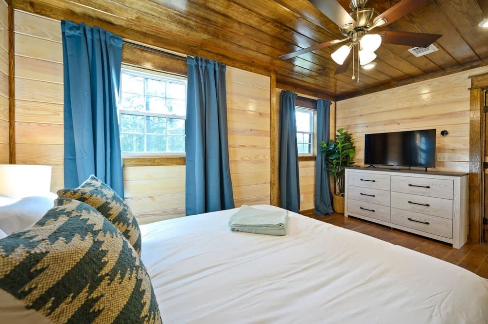 Family-friendly Broken Bow Cabin w spa Game Room