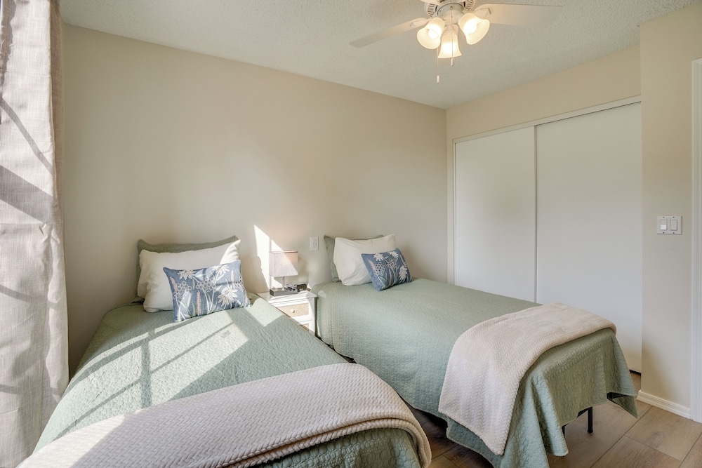 Patio + Pool Access: Golf Getaway in Peoria