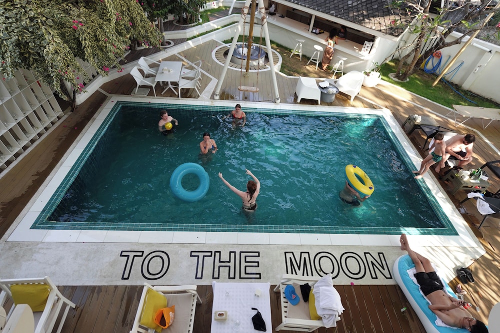 To The Moon Guesthouse