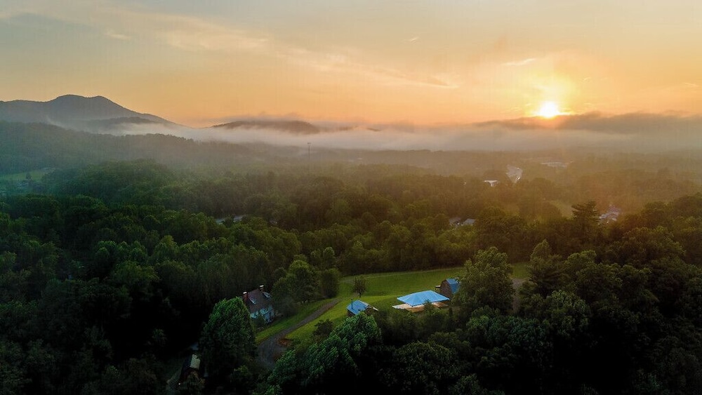 Engadine Inn  Cabins - Property Image 102