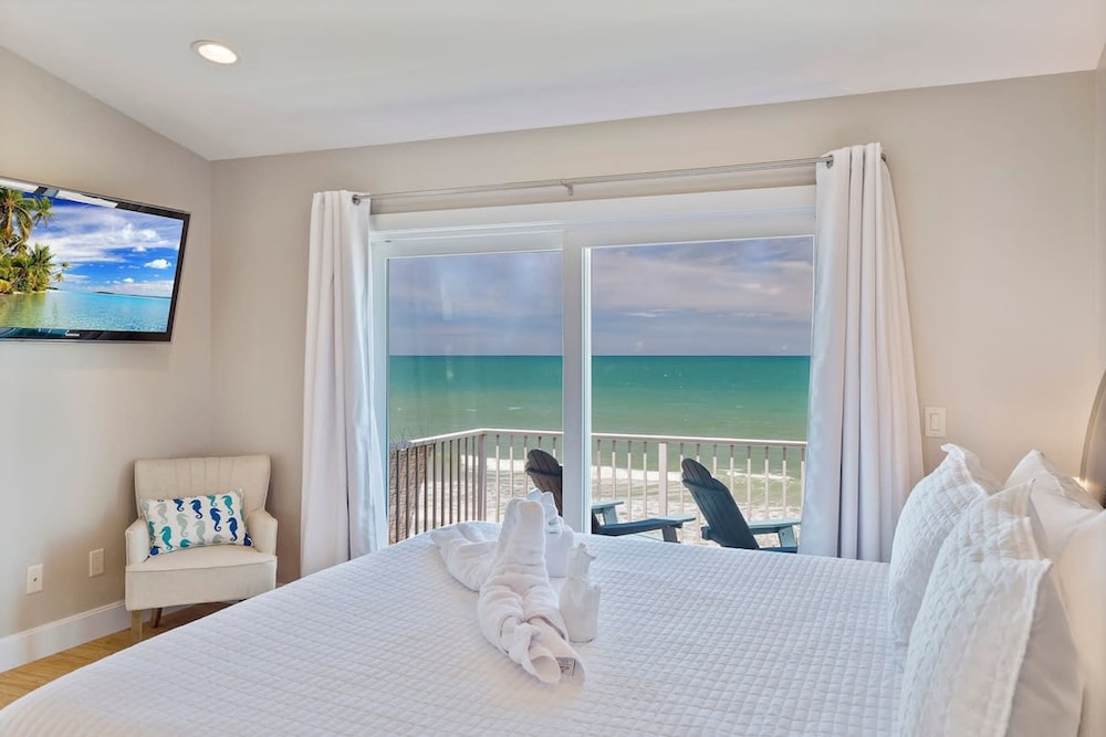 Beach House Mansion- Private Beach Walk Over