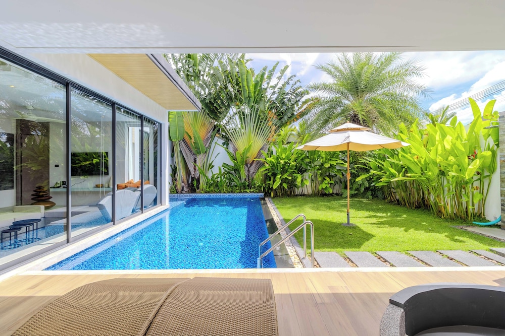 Great for Relaxing with Pool V259