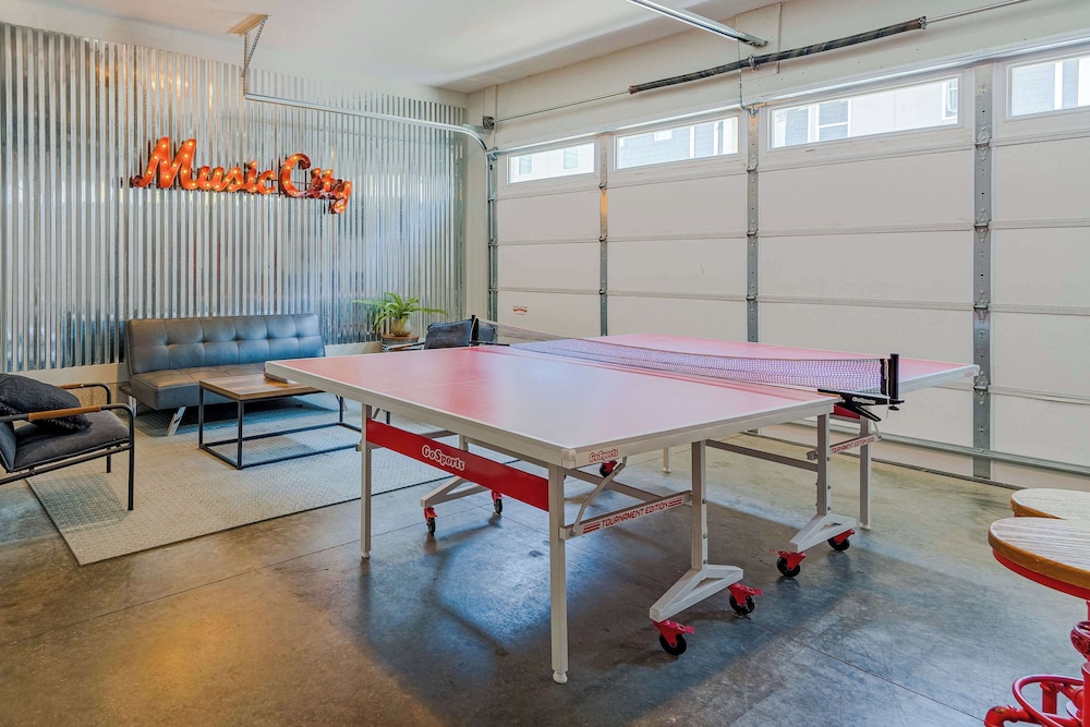 Rooftop Deck Grill Ping Pong Near Downtown Nashville