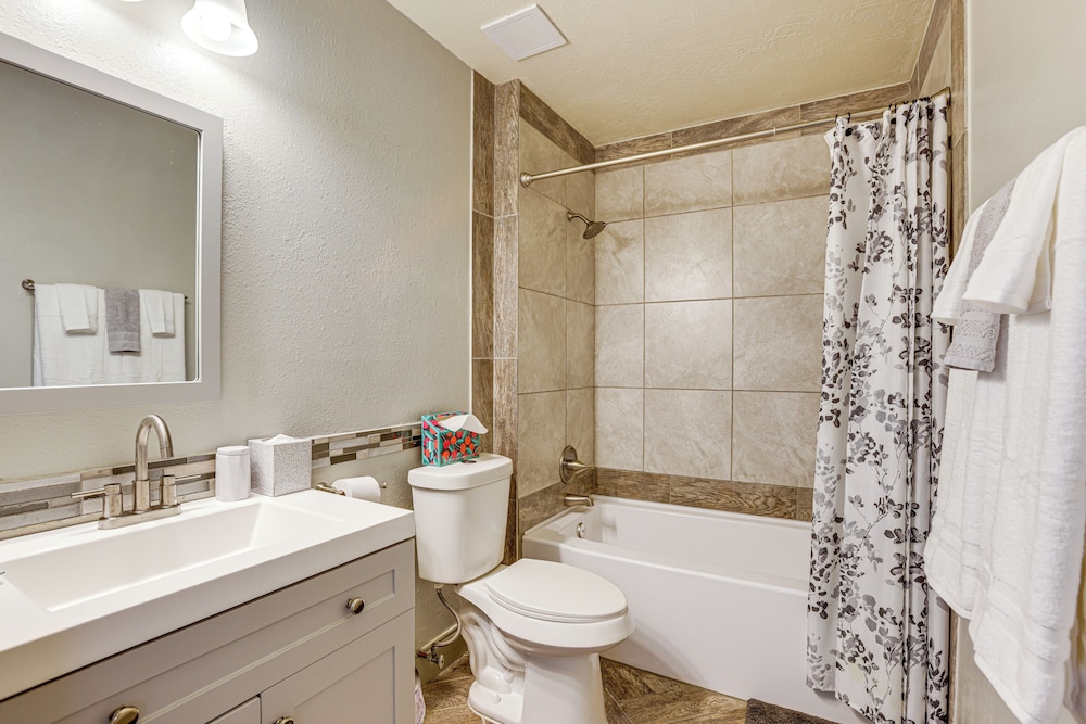 Houston Home 11 Mi to Hospitals: Nurses Welcome!