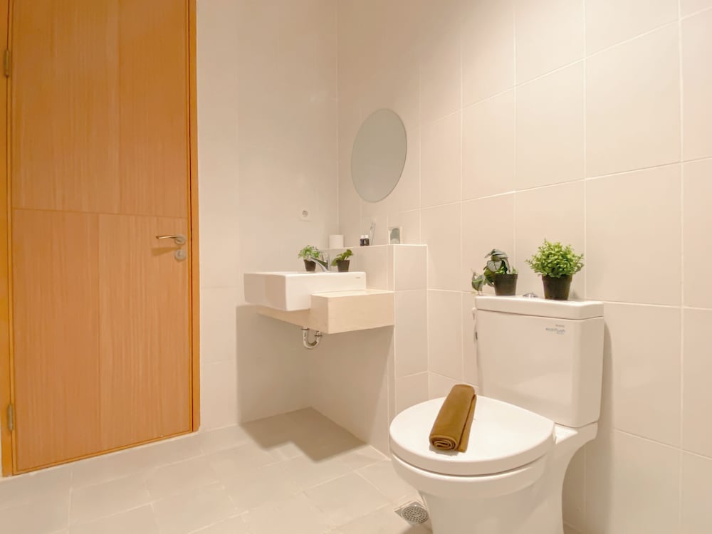 Modern Monochromatic 2Br Near Lrt Station At Apartment Samara Suites