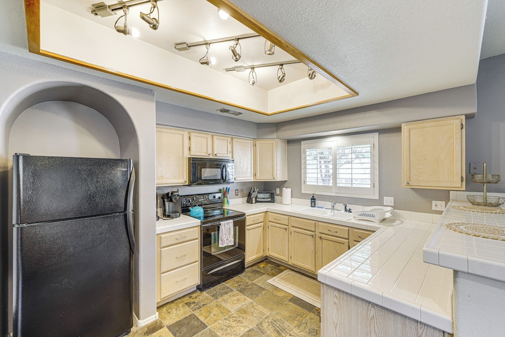 Hike & Golf! Townhouse w/ Resort Perks in PHX