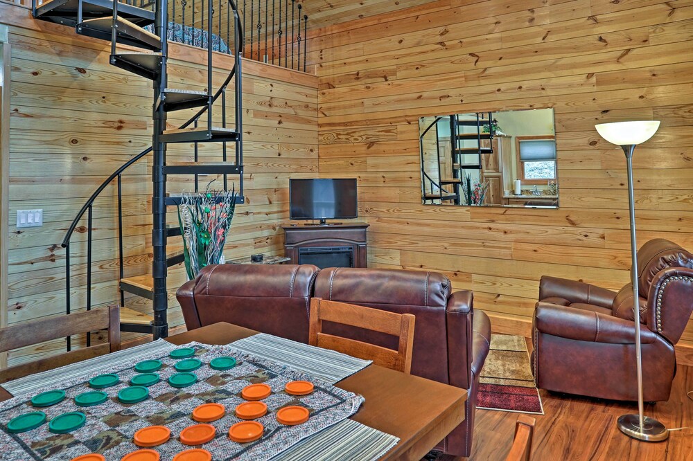 Cozy East Bernstadt Cabin w/ Porch  Fishing Lake! - Property Image 12