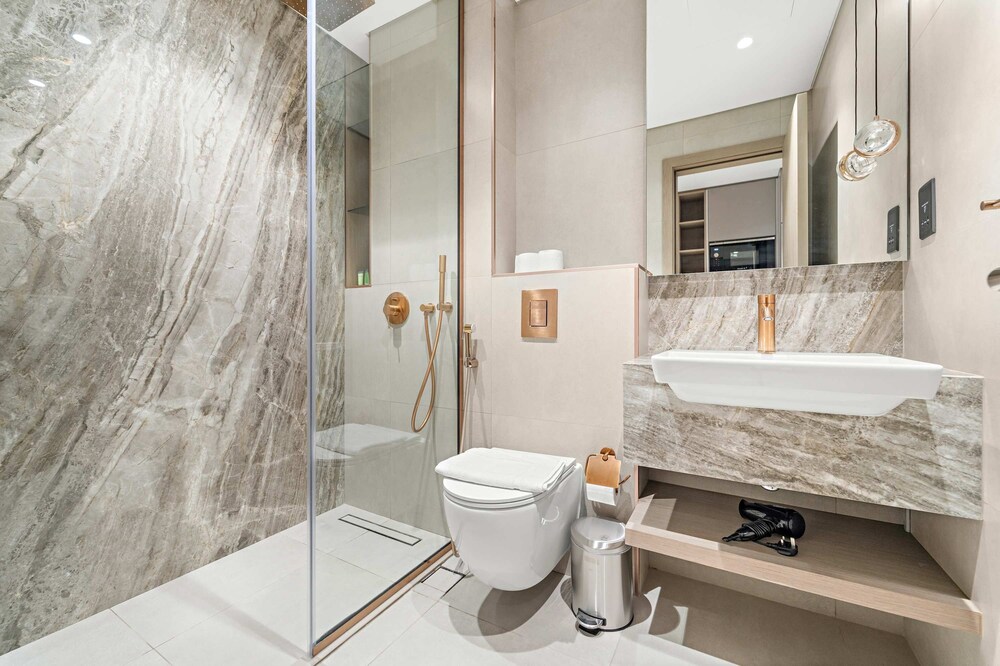 High-end Studio With Rooftop Pool and gym