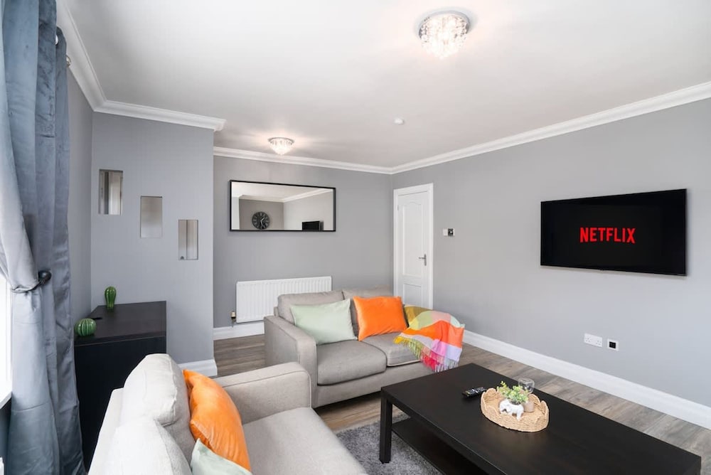 3 Bedroom House - Free Parking