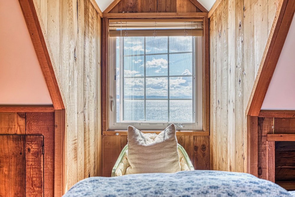 2 BR Beachfront Cottage w/ Grill & Expansive Deck