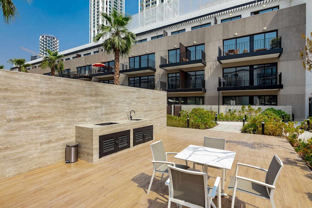 Oakley Square 1BR Apartment with maid's room