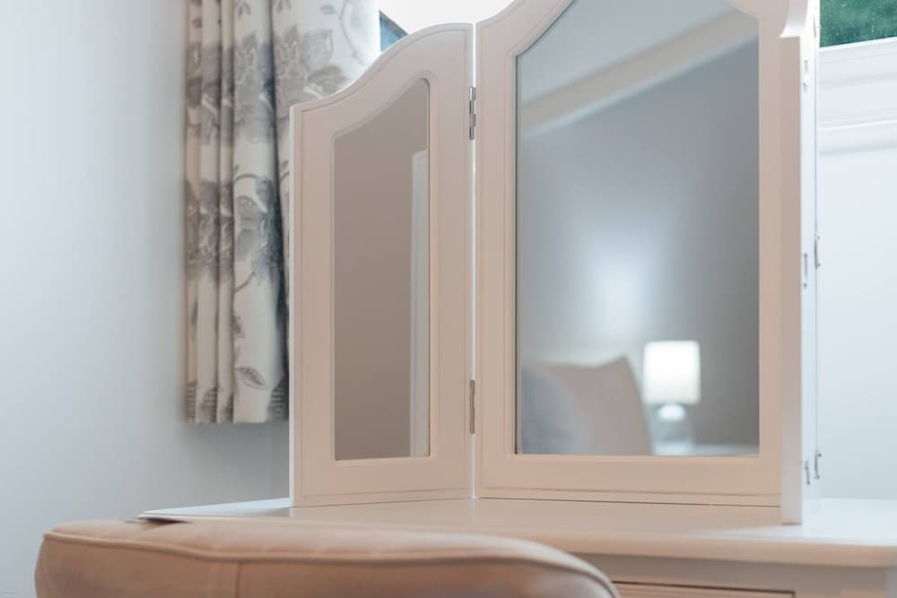 Elegant 2BR Broadstairs Coastal Escape by Adliv