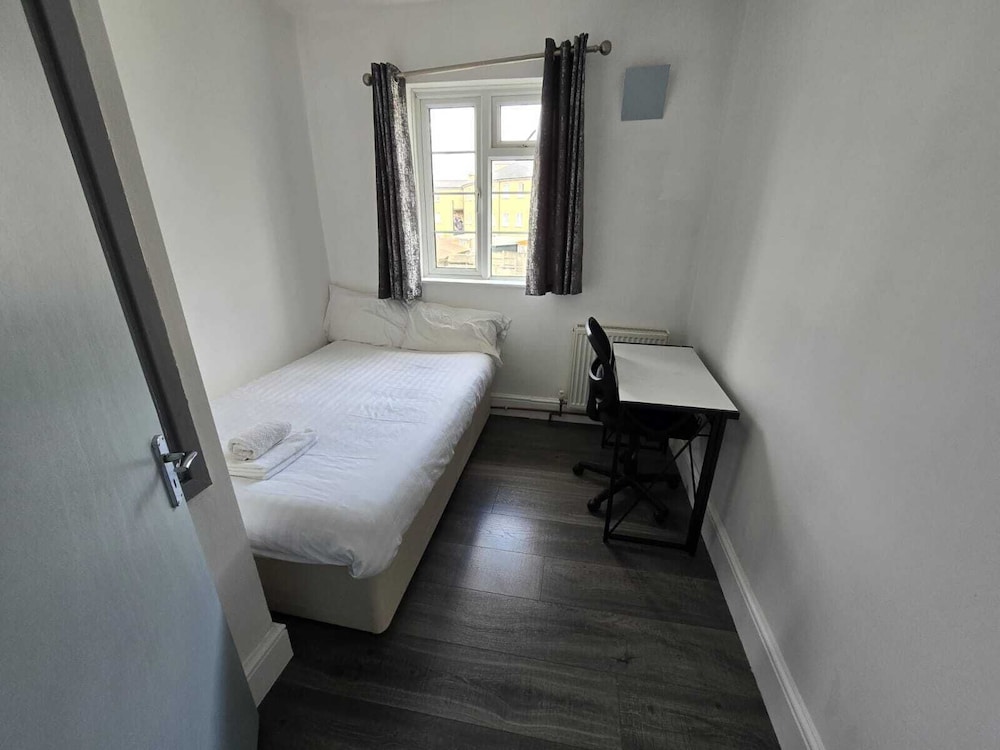 Room in Guest Room - Limehouse Townhomes With Modern Spacious Serviced Double Room — London