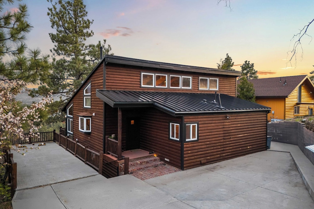 Scenic North Shore Stay w/ Games, Near Snow Summit Lakeview Lodge by Avantstay